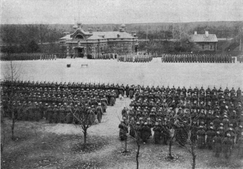 Car Mikołaj II wizytuje Twierdzę Osowiec po pierwszym oblężeniu. W tle cerkiew garnizonowa - październik 1914 r