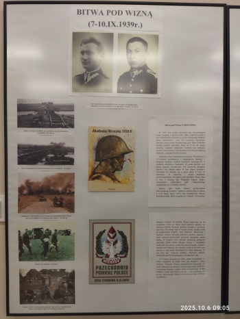 Tablica informacyjna wisząca w Monieckiej Izbie Historycznej.