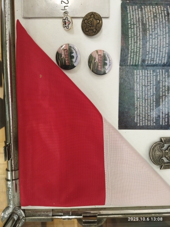 Flaga, którą była okryta trumna kpt. Raginisa podczas uroczystego pogrzebu w 2011 roku.