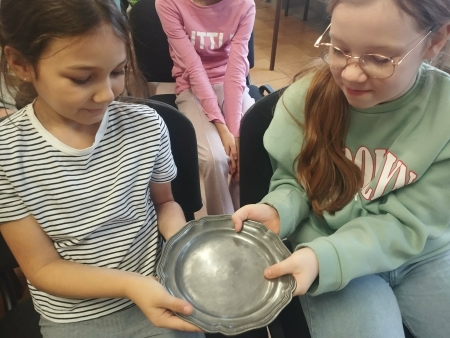 Zajęcia biblioteczne - „W poszukiwaniu szczęścia” , „Mońki, moje miasto”...