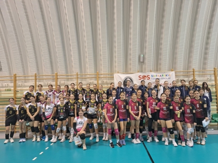 Świąteczny Turniej Piłki Siatkowej w kategorii czwórek dziewcząt