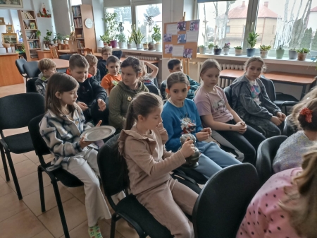 Zajęcia biblioteczne  - ''Wiedzieć mi się godzi, z czego chleb się rodzi” – klasy 3b i 3e